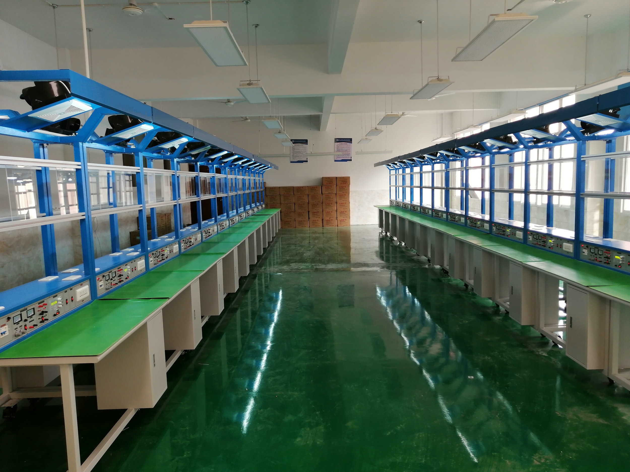 电子产品焊接装配实训台(图2) 电子产品焊接装配实训台