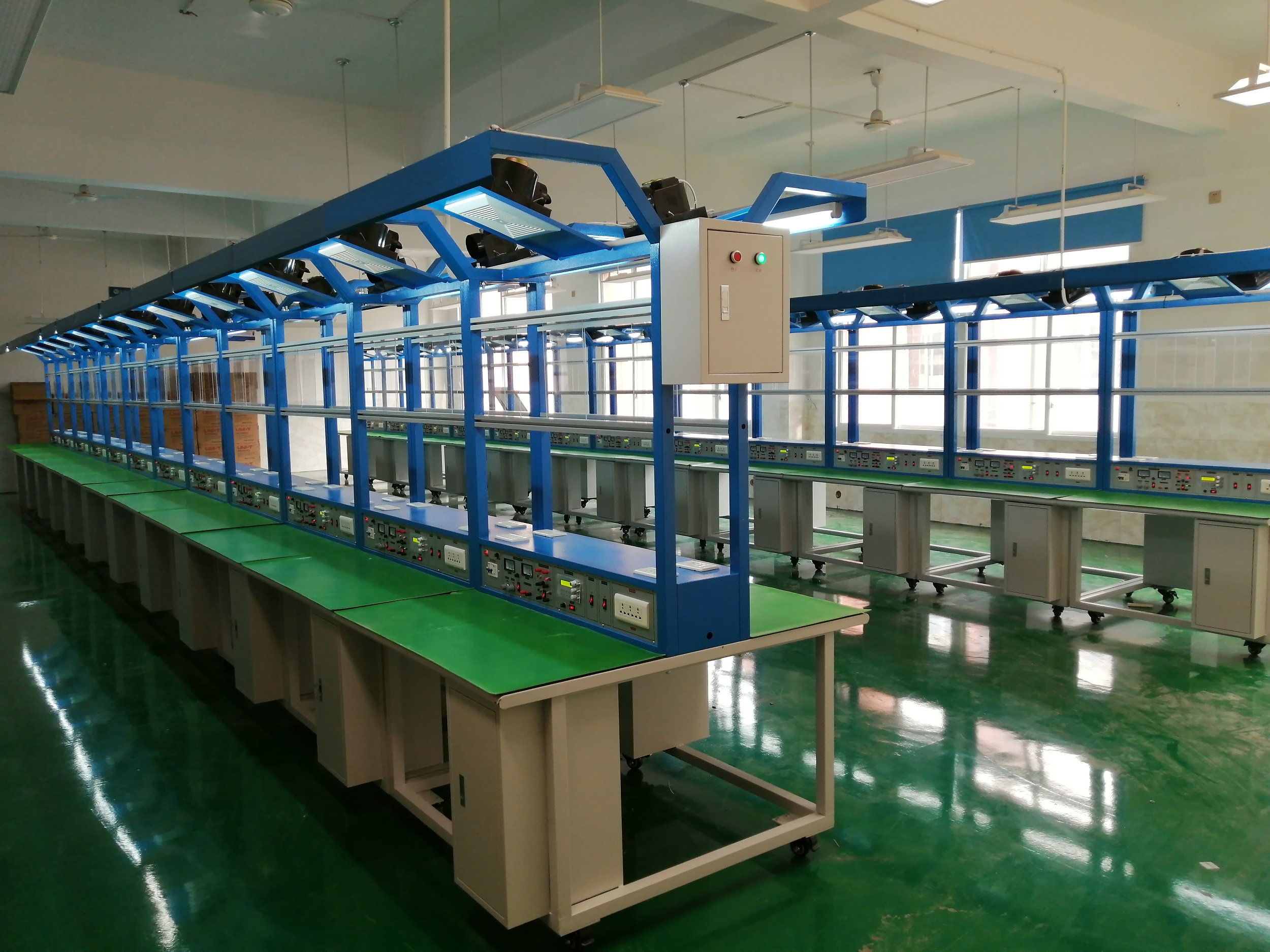 电子产品焊接装配实训台(图3) 电子产品焊接装配实训台